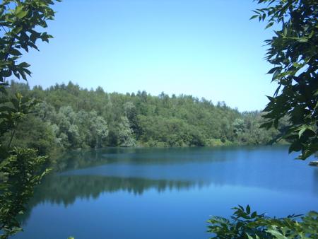 Vue du plan d'eau de la carrière d'Opprebais