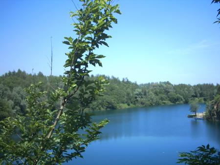 Vue du plan d'eau de la carrière d'Opprebais
